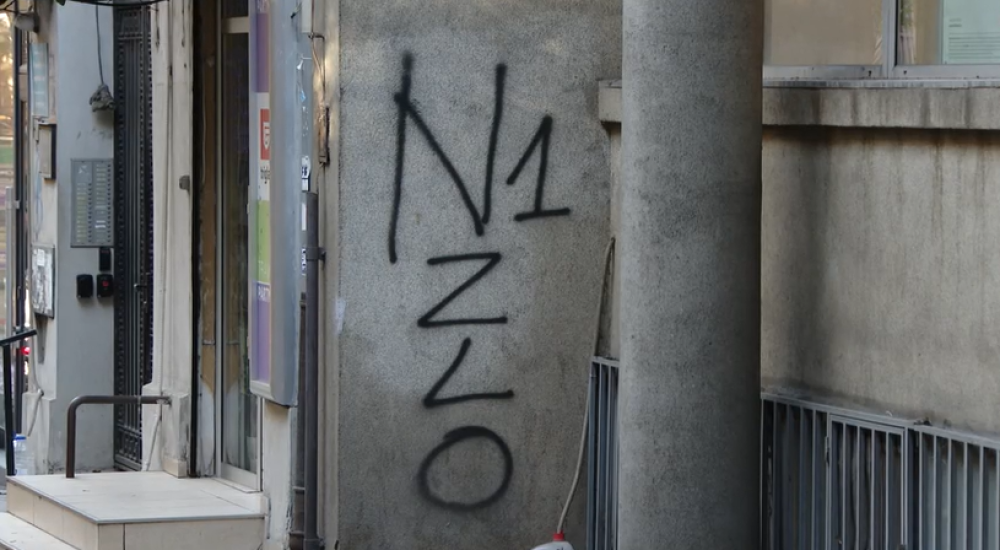 Grafiti „N1 zlo“, „N1 zaraza“ i na državnim institucijama: Nadležnima izgleda ne smetaju, kolege zabrinute