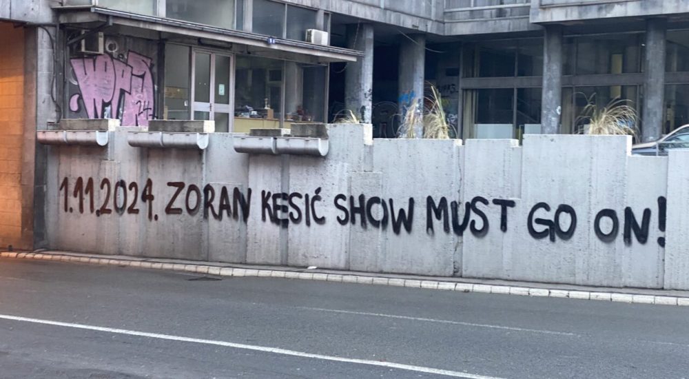 „Još uvek se radi na identifikaciji“ autora uznemirujućih grafita o Zoranu Kesiću: Vozilo počinilaca snimljeno, podaci dostavljeni policiji