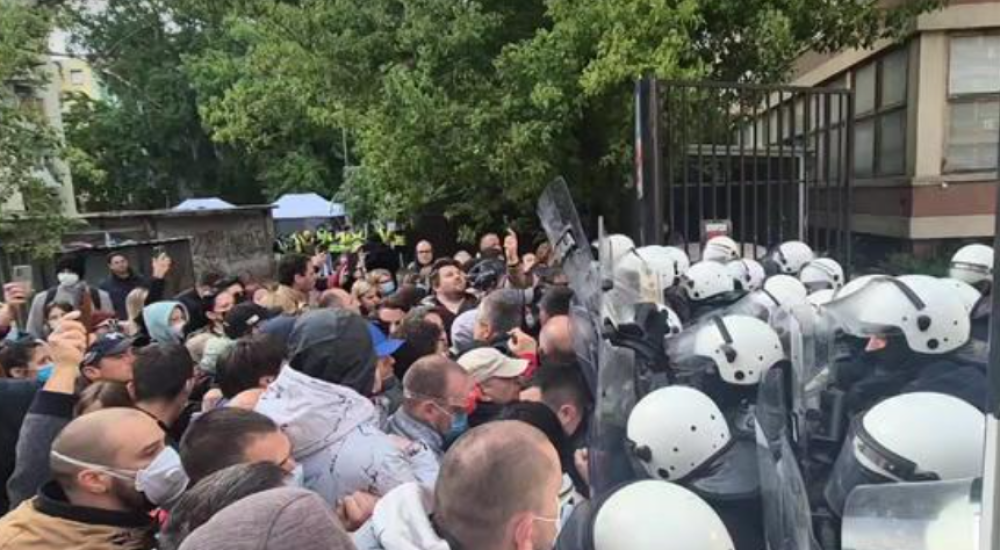 Novi incidenti ispred suda u Novom Sadu: Policija upotrebila biber sprej