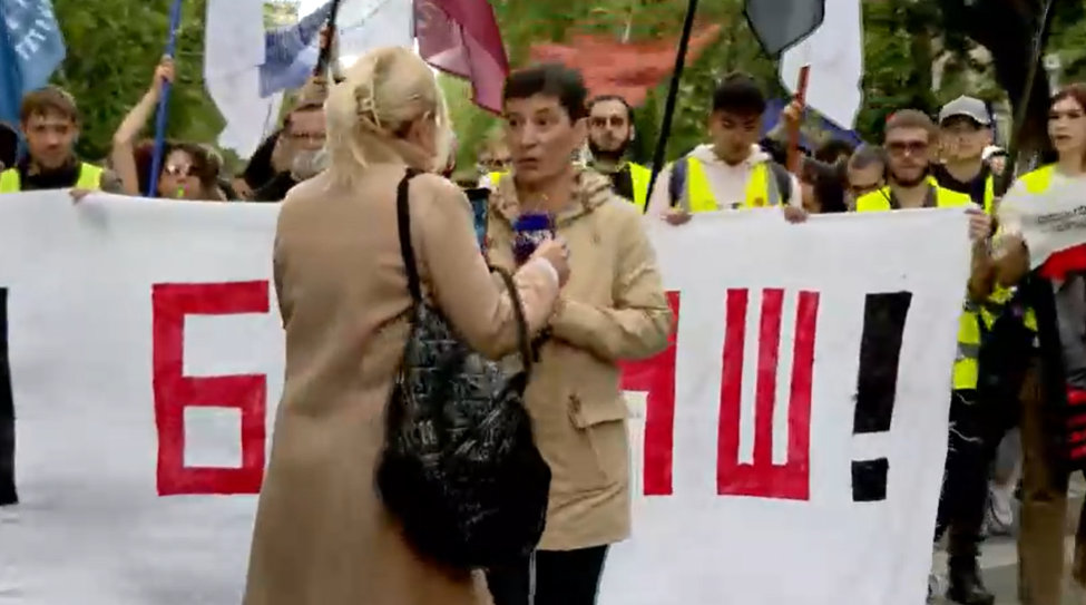 Žena se unela u lice reporterki N1 na protestu i snimala je, reagovali redari